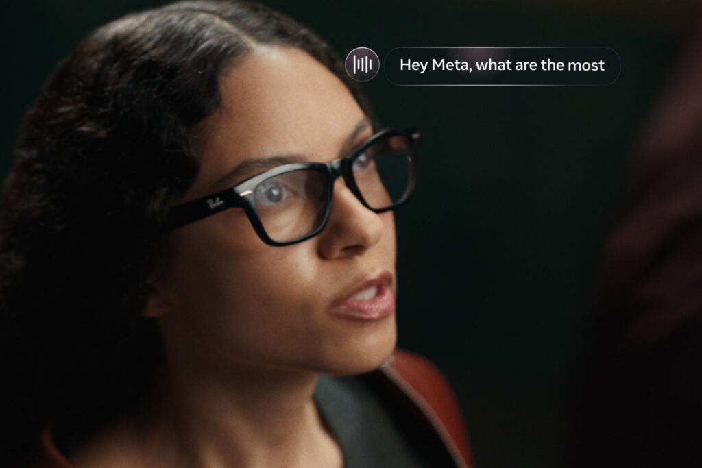 Vrouw met een zwart Ray-Ban Meta Audio-montuur met heldere glazen, naast haar hoofd het spraakcommando Hey Meta